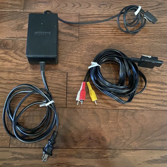 Nintendo GameCube Silver Bundle with Two Controllers Plus - Picture 5 of 5